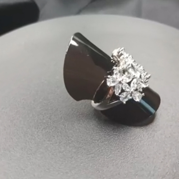 Full Petal Zircon Ring - Picture 4 of 10